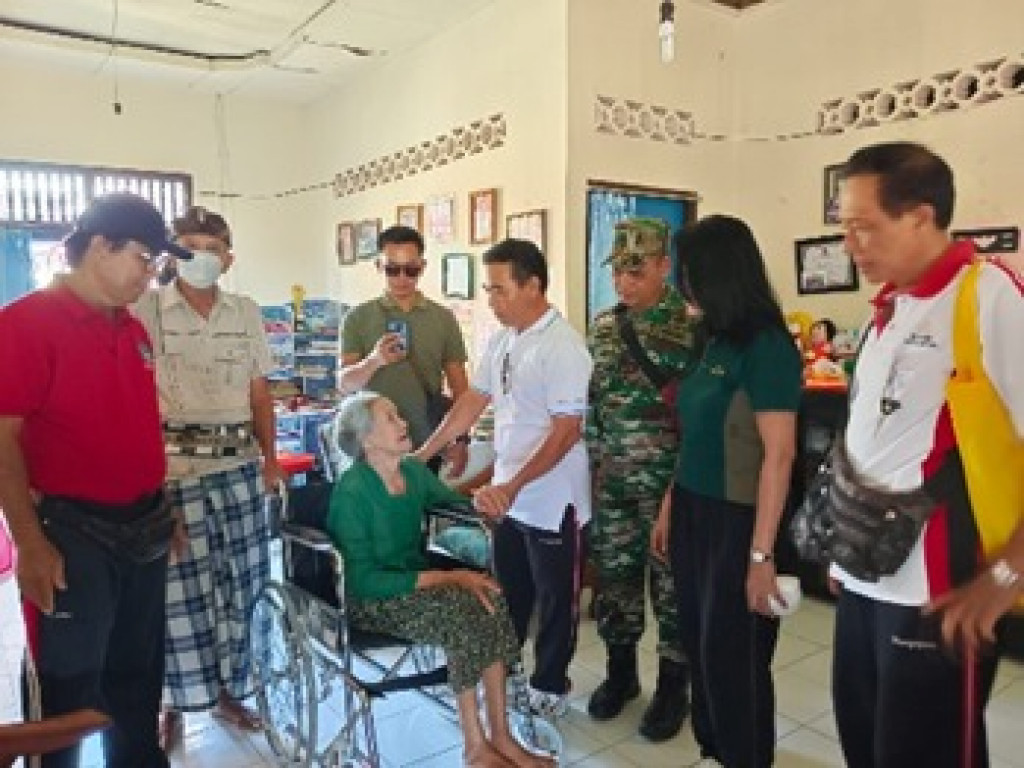 Pemerintah Desa Dalung Menyerahkan Bantuan Kursi Roda Kepada Warga Penyandang Disabilitas di Banjar Celuk